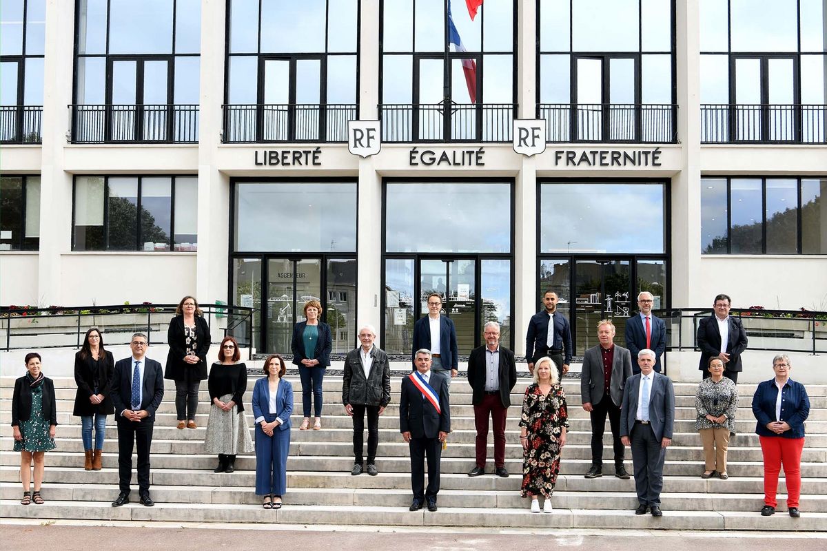 David Samzun, maire de Saint-Nazaire et les 18 adjoints.