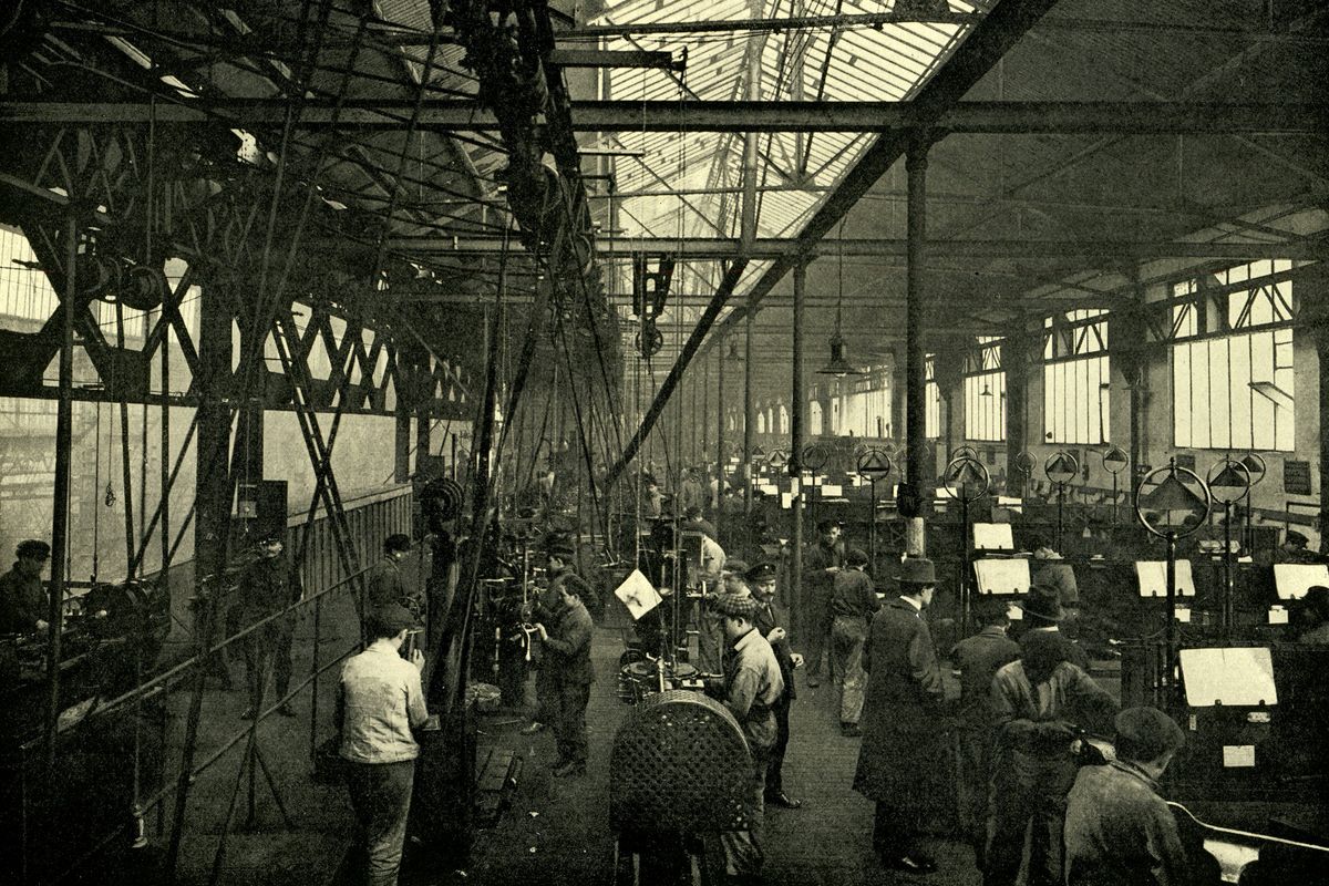 Vue intérieure du cours d’apprentissage à Penhoët, années 1920. Extrait du livret de présentation des Chantiers et Ateliers de Saint-Nazaire (Penhoë Archives municipales de Saint-Nazaire, 1J/3 Don de Mme Raffin