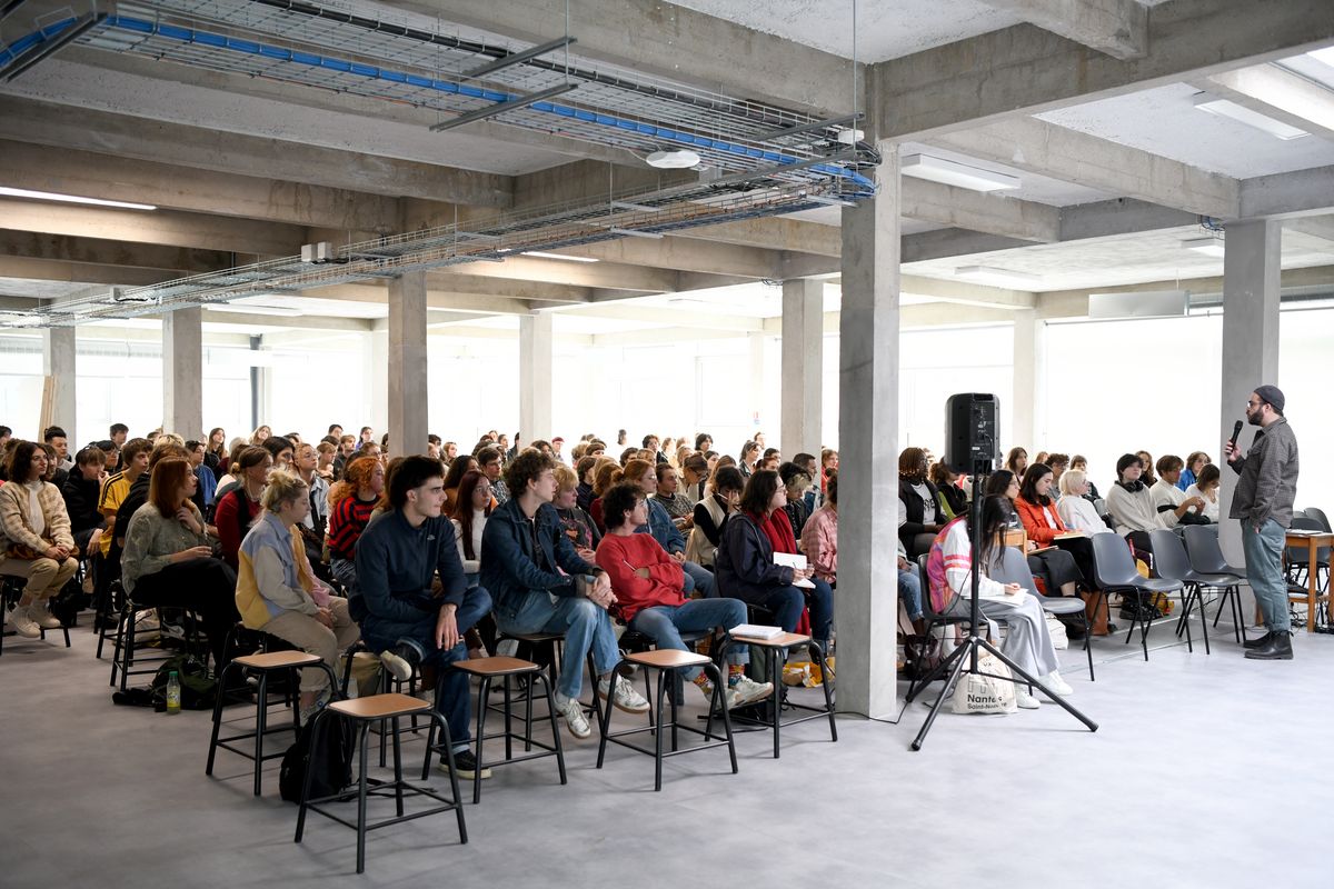 Les étudiants découvrent les structures partenaires de leur école, comme le Grand Café, centre d’art contemporain. (©Ville de Saint-Nazaire - Christian Robert)