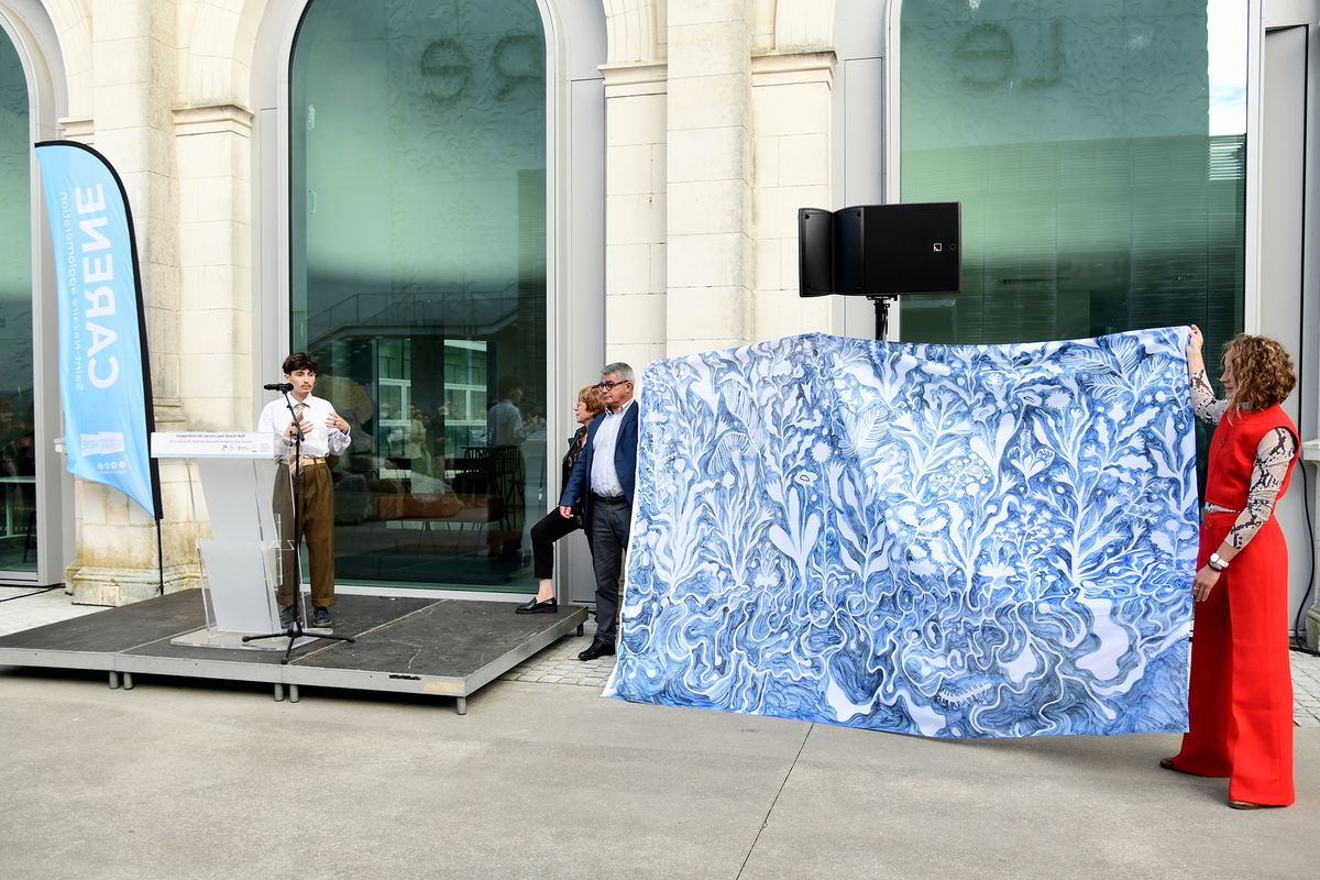 Eli Bougeard, élève des Beaux-arts lauréat du concours Hissez haut avec le drapeau Pépinière imaginé pour Land-Sketch-Raft, les élus Béatrice Priou et David Samzun, l'artiste Séverine Hubard. (©Ville de Saint-Nazaire - Christian Robert)