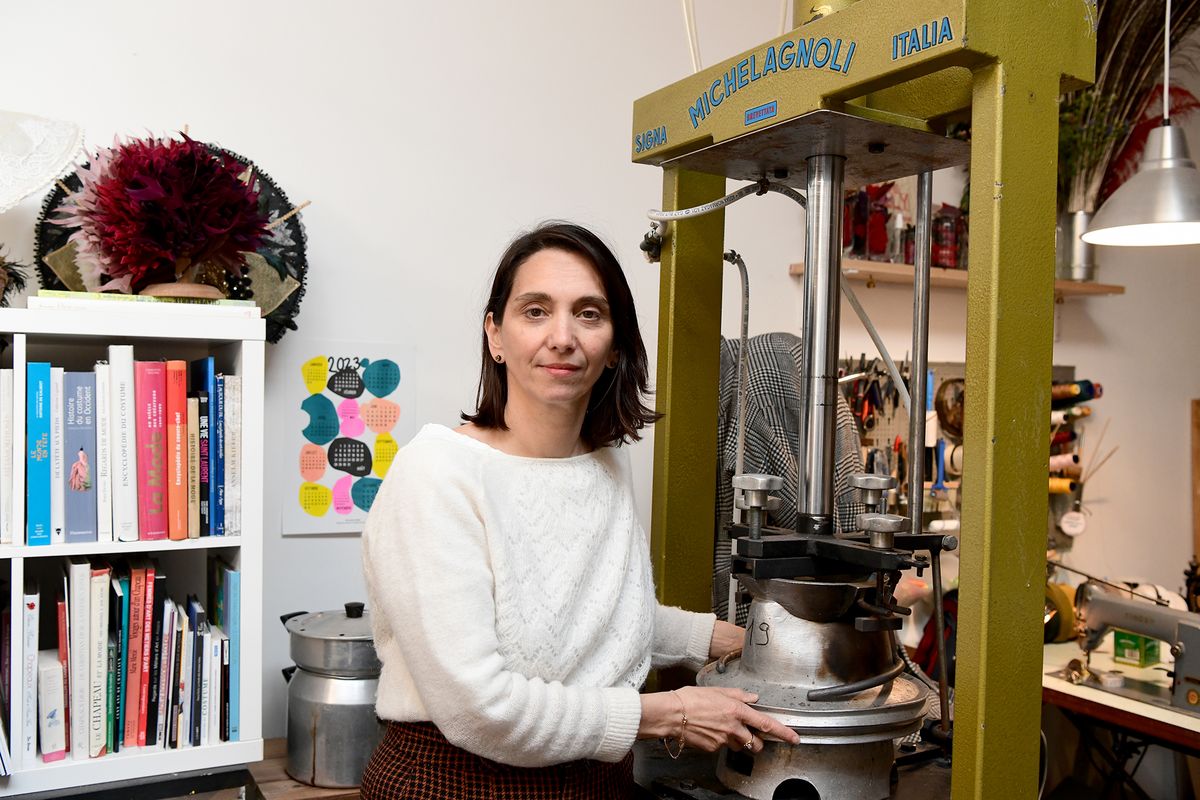 La modiste nazairienne, médaillée de la Ville de Saint-Nazaire en 2022, a investi dans cette presse à chapeaux, une machine italienne des années soixante dont la vapeur permet de donner forme et volume au feutre. (©Ville de Saint-Nazaire - Christian Robert)