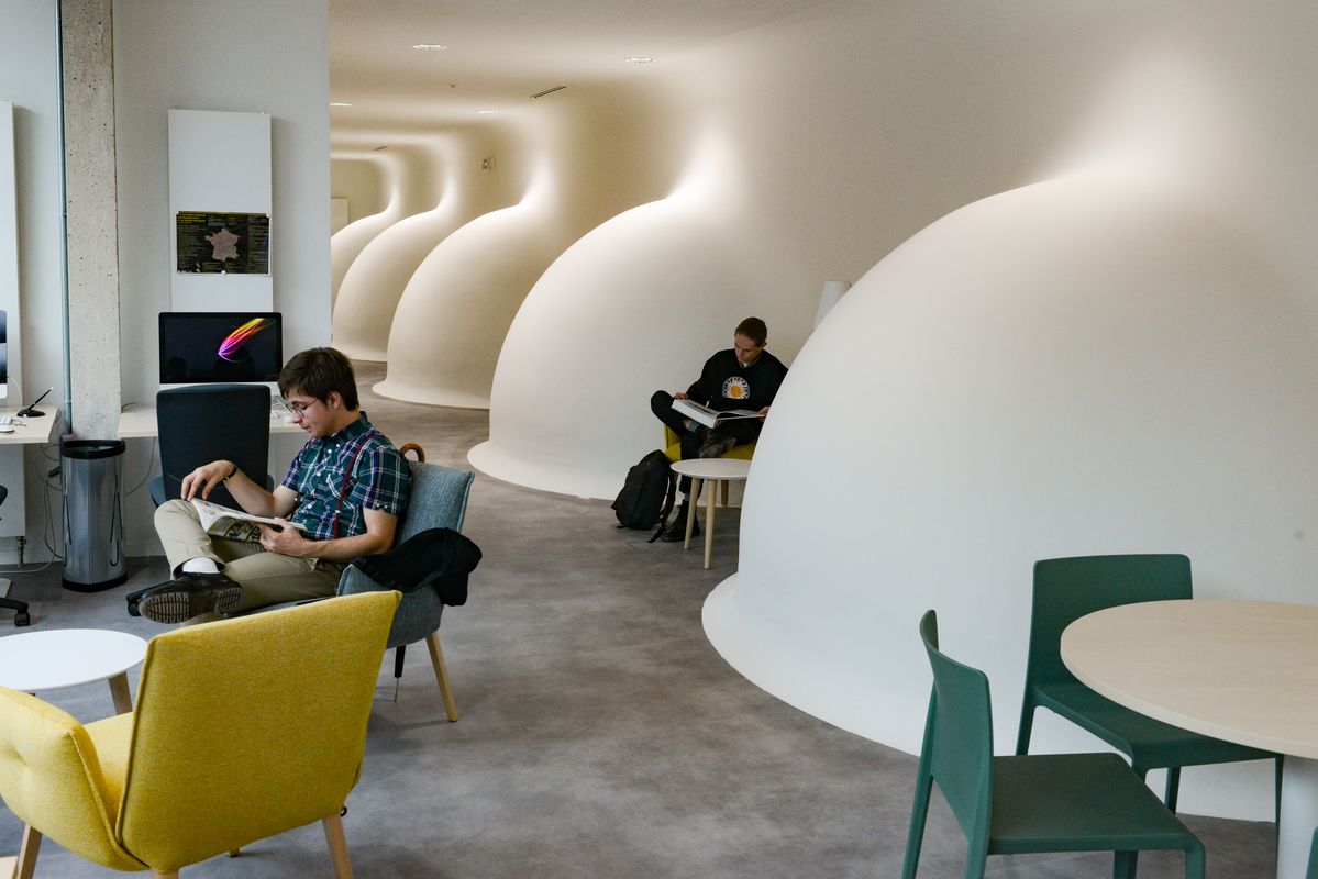 Les étudiants se familiarisent avec les lieux et les équipements tels que l’espace documentaire, à l’étage. (©Bruno Bouvry)