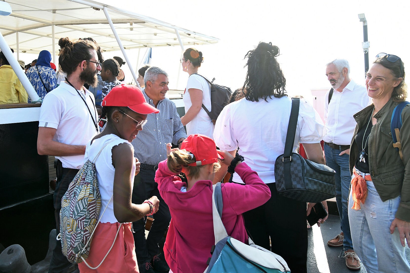 Le maire se Saint-Nazaire David Samzun et son adjoint Xavier Perrin saluent les élèves de CM2 à leur embarquement sur l'Iroko. (©Ville de Saint-Nazaire - Martin Launay)