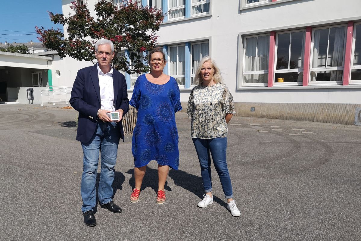 De gauche à droite dans la cour de l'école Victor Hugo : Xavier Perrin, adjoint à l'éducation, Emmanuelle Bizeul, adjointe chargée de la petite enfance et Céline Paillard, adjointe chargée du patrimoine immobilier de la Ville et des travaux dans les écoles.
