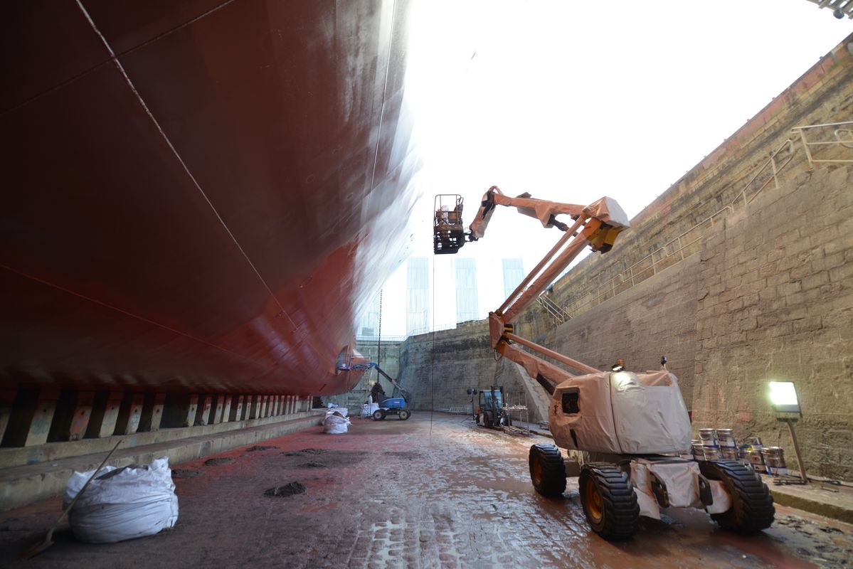 Travaux de carénage et de remise aux normes anti-pollution du cargo roulier Wedellsborg par la filiale d'Eiffage, Clemessy, dans la forme 1 début 2018. (©Ville de Saint-Nazaire - Christian Robert)