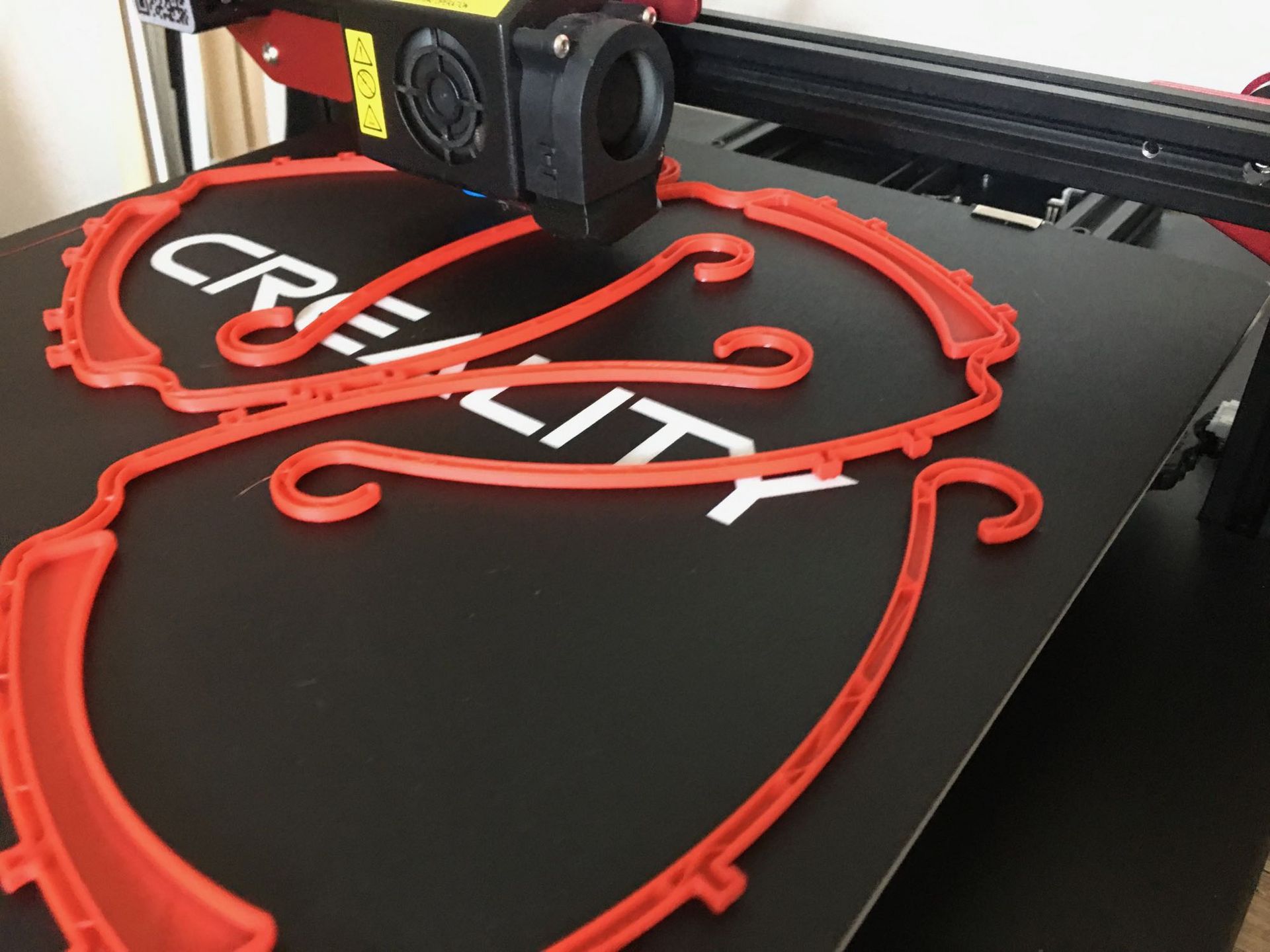 Plus d'une centaine de makers en France utilisent cette méthode d'impression 3D pour fournir des visières contre la propagation du Covid-19.