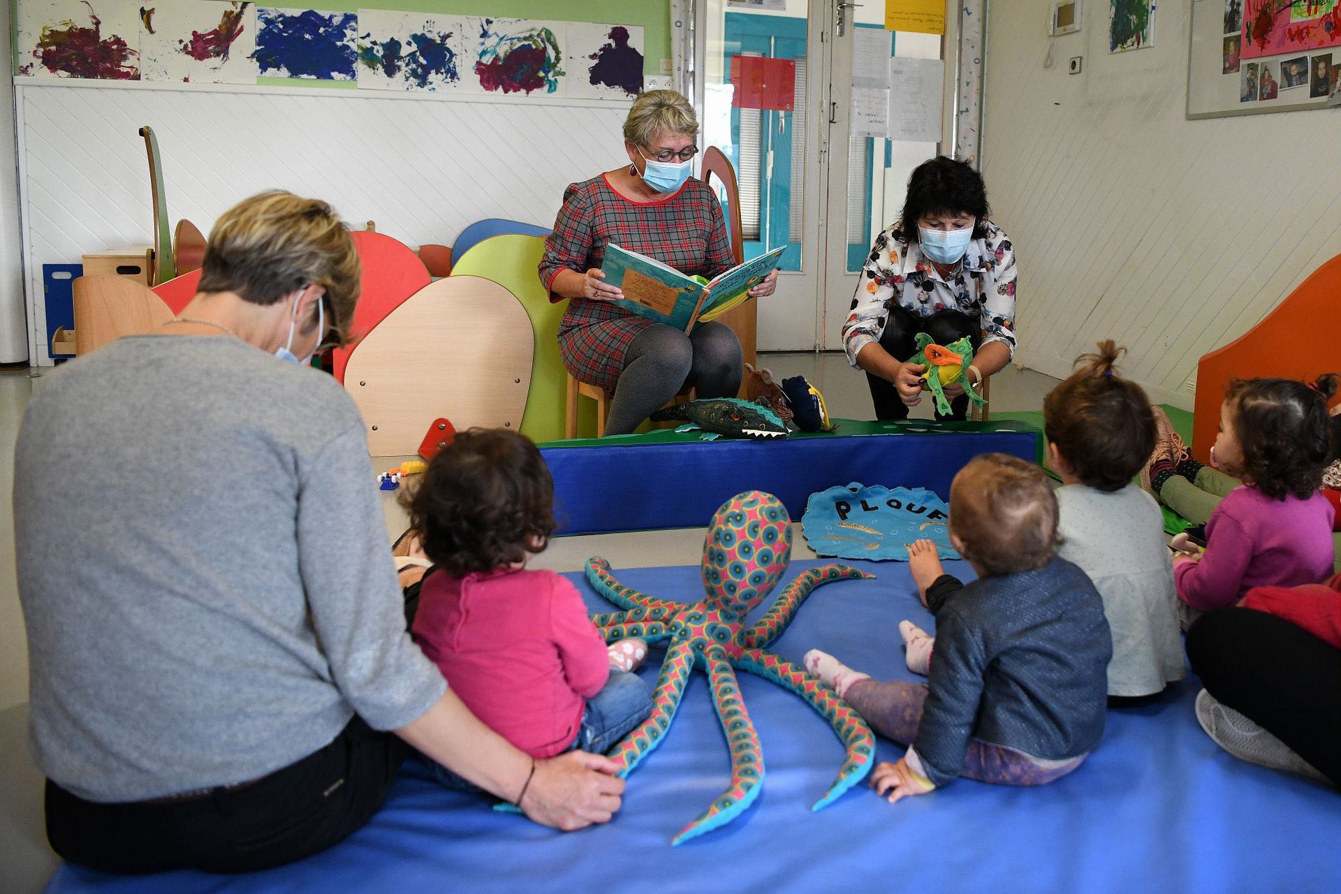 Les enfants du multi-accueil Les Petits loups de mer découvre la boîte à contes. Une animayion proposée en 2020 dans le cadre du projet éducatif de territoire. © Christian Robert - Ville de Saint-Nazaire.