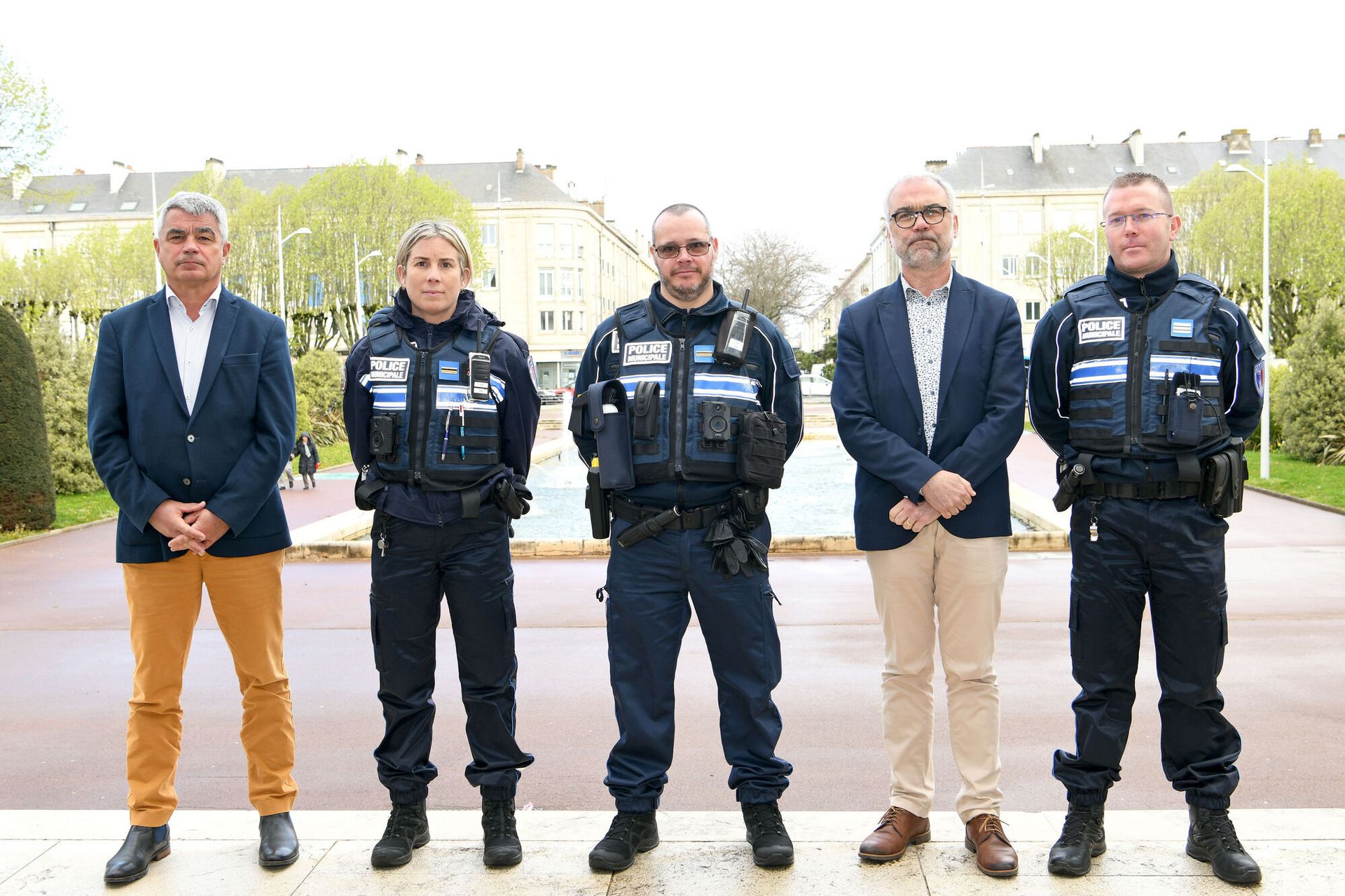 David Samzun, maire de Saint-Nazaire et Jean-Luc Séchet, adjoint chargé de la sécurité en compagnie des policiers municipaux qui effectuent ce 12 avril leur première patrouille équipés de caméras. © Martin Launay - Ville de Saint-Nazaire