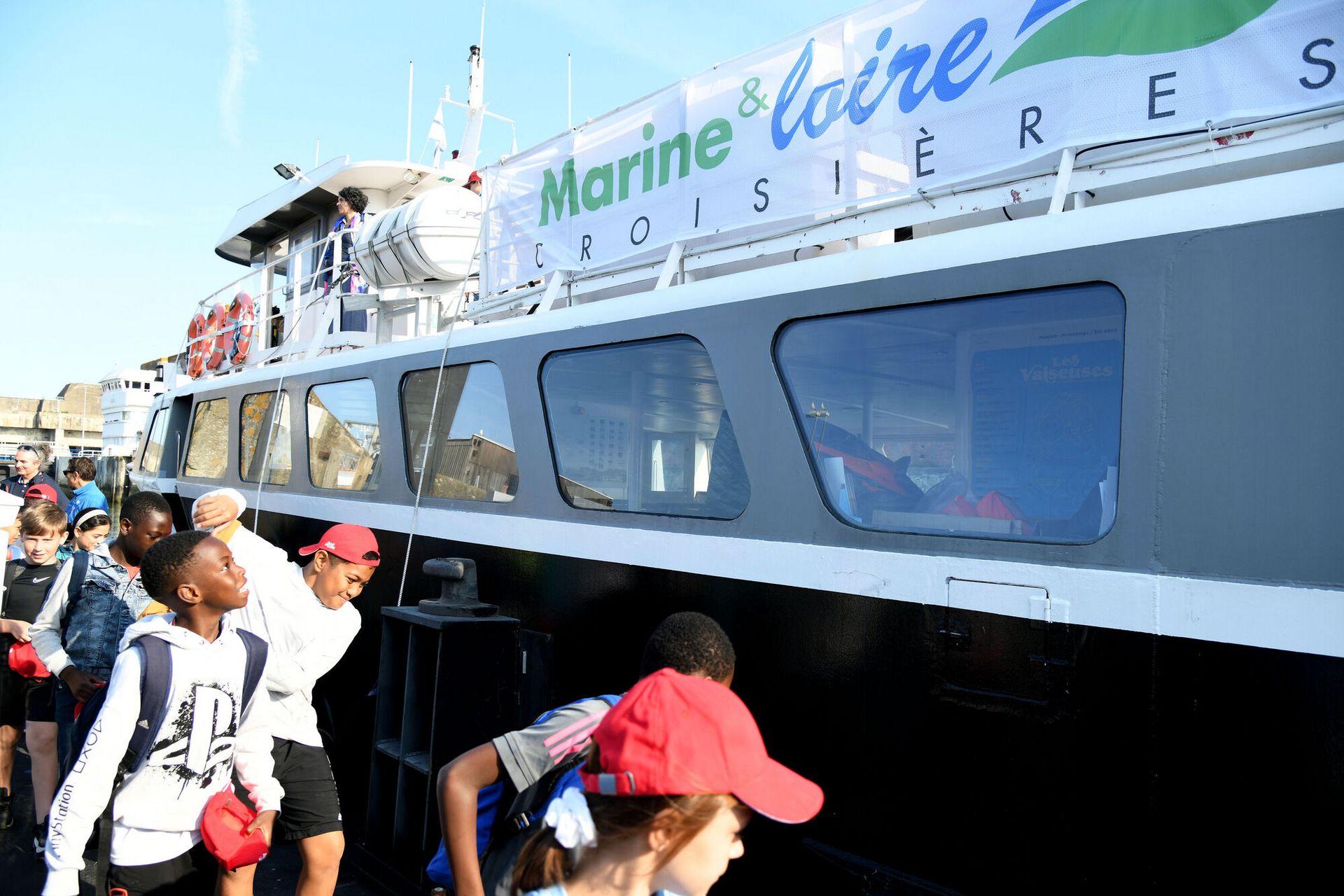 Les écoliers se réjouissent de visiter leur territoire en bateau. (©Ville de Saint-Nazaire - Martin Launay)