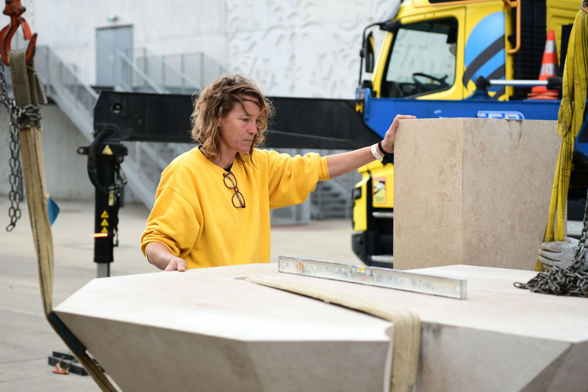 L’œuvre se construit pendant le mois de septembre. Séverine Hubard participe à l’installation du "diamant" de son radeau, un diamant qui peut faire office de table haute. (©Ville de Saint-Nazaire - Christian Robert)
