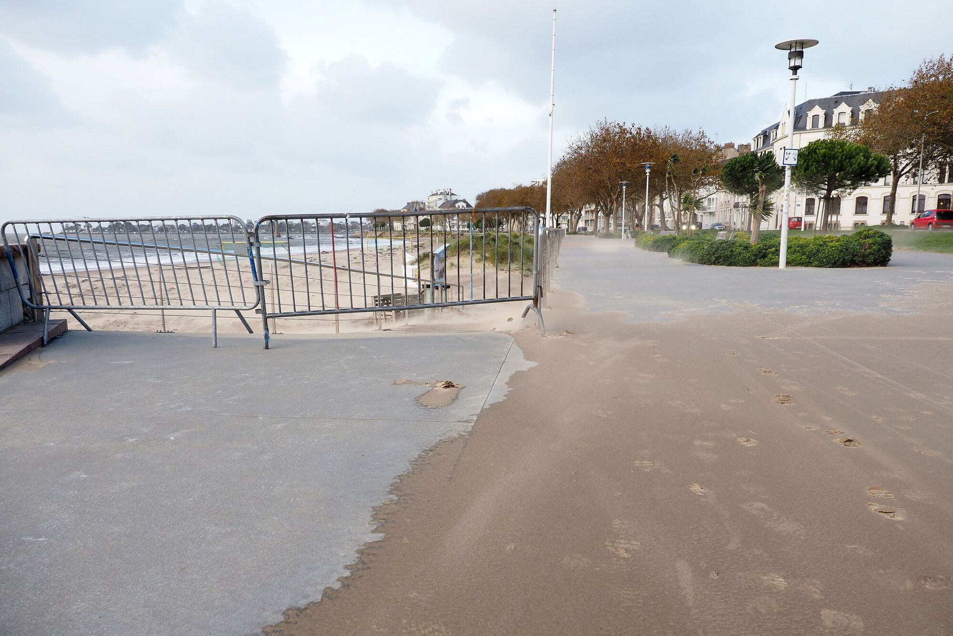 L'accès est autorisé sur la Grande Plage, plage de Villès-Martin, plage de la Courance, plage de Monsieur Hulot.
