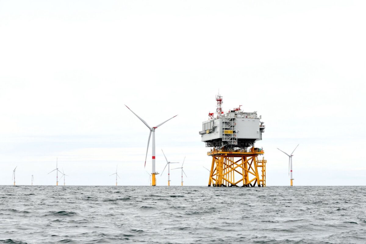 La sous-station-électrique du parc éolien en mer de Saint-Nazaire.