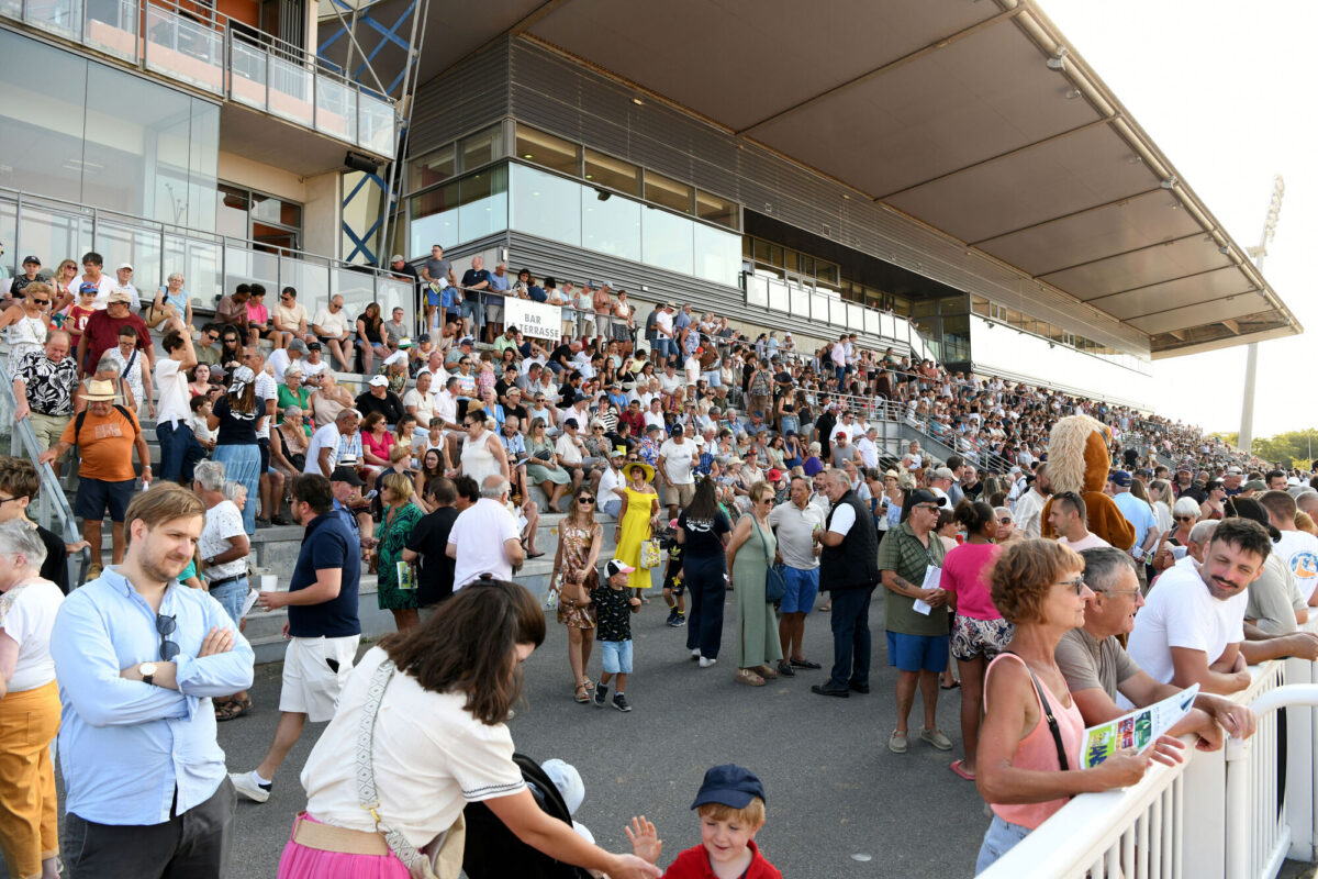 Les tribunes sont combles pour les 120 ans de l'hippodrome de Pornichet.