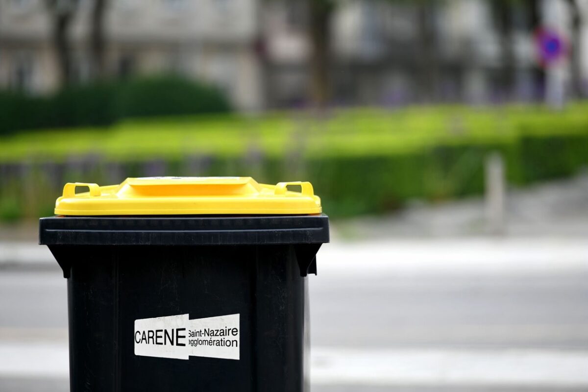 Photo d'un bac de collecte des emballages avec le logo de Saint-Nazaire Agglomération La CARENE.